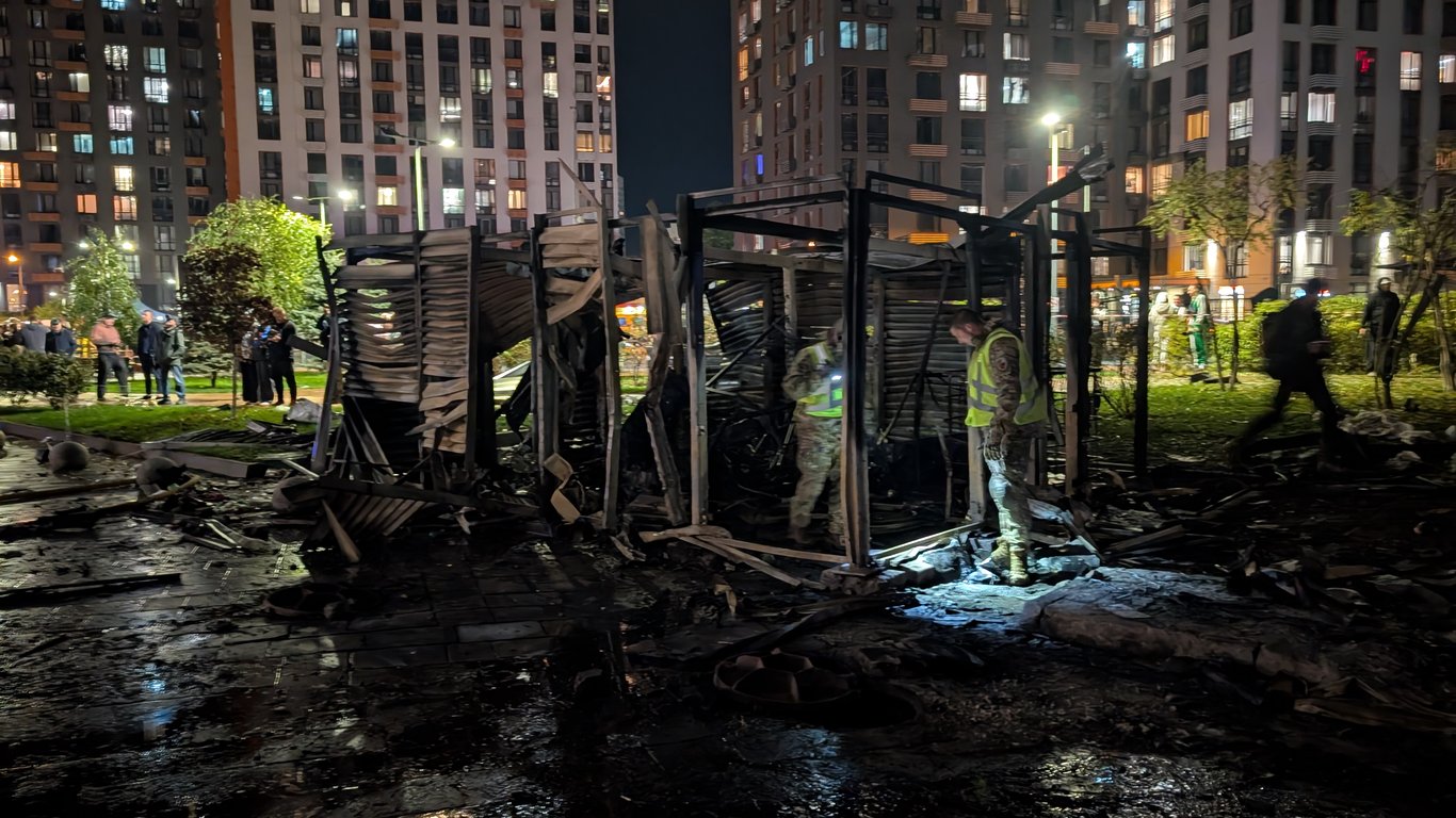У Дарницькому районі БПЛА влучив у житловий будинок: фоторепортаж