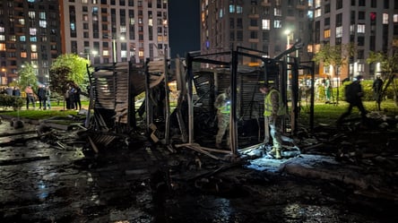 У Дарницькому районі БПЛА влучив у житловий будинок: фоторепортаж - 304x171