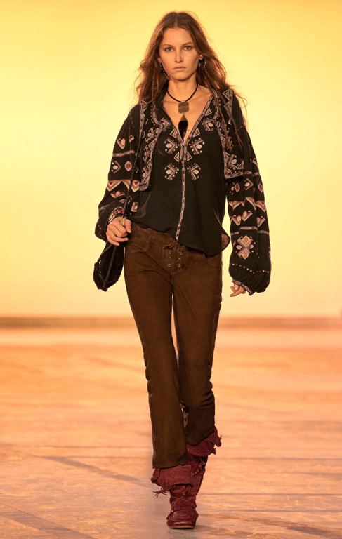 Блузки можна по-різному стилізувати в образі