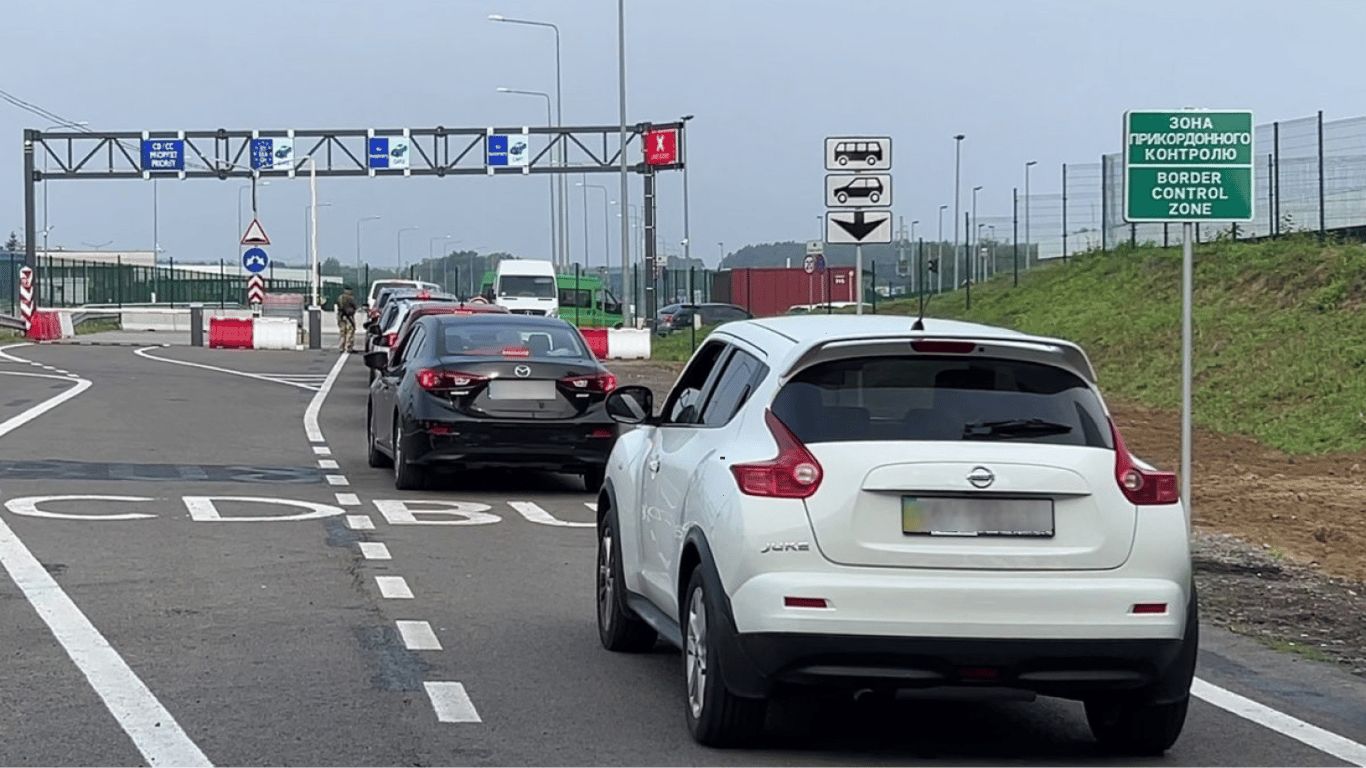 НА КПП з Польщею десятки автівок: черги на кордоні сьогодні