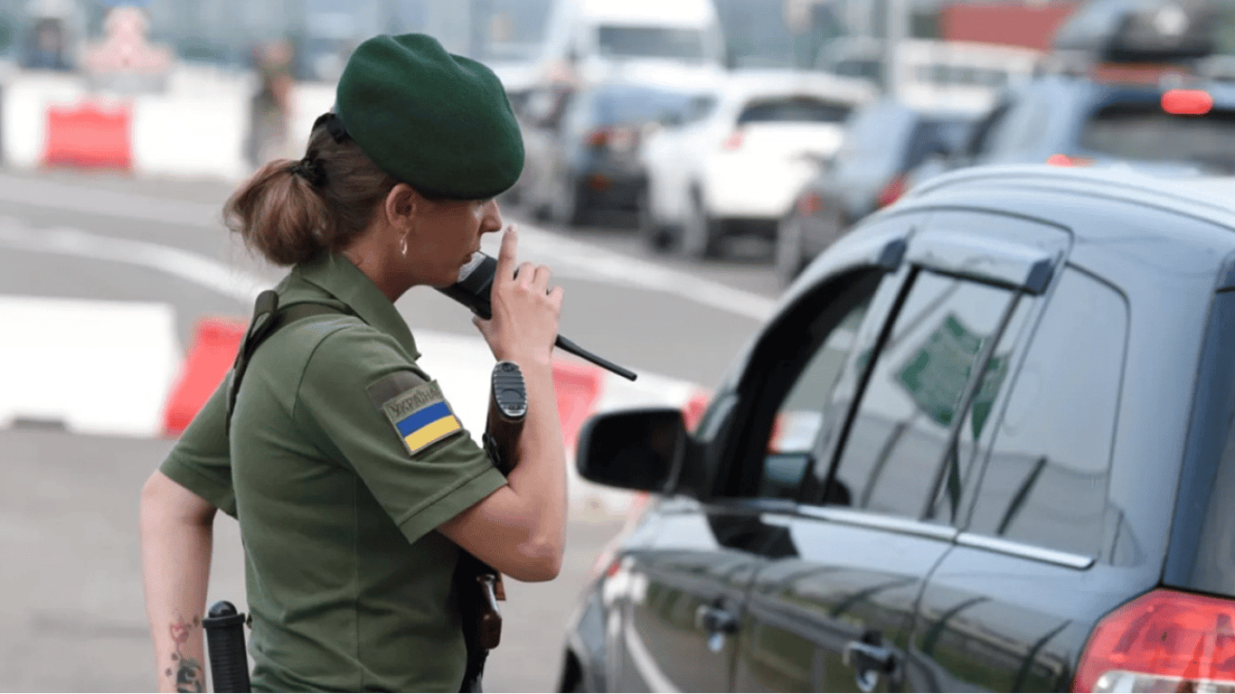 На Волыни пограничница помогала военнообязанным незаконно пересечь границу