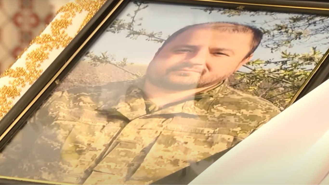 В Луцке семья погибшего военного остановила похороны из-за странных следов на его теле