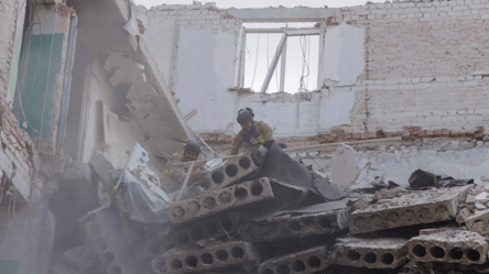Удар РФ по будинку в Краматорську: з-під завалів дістали тіло - 290x160