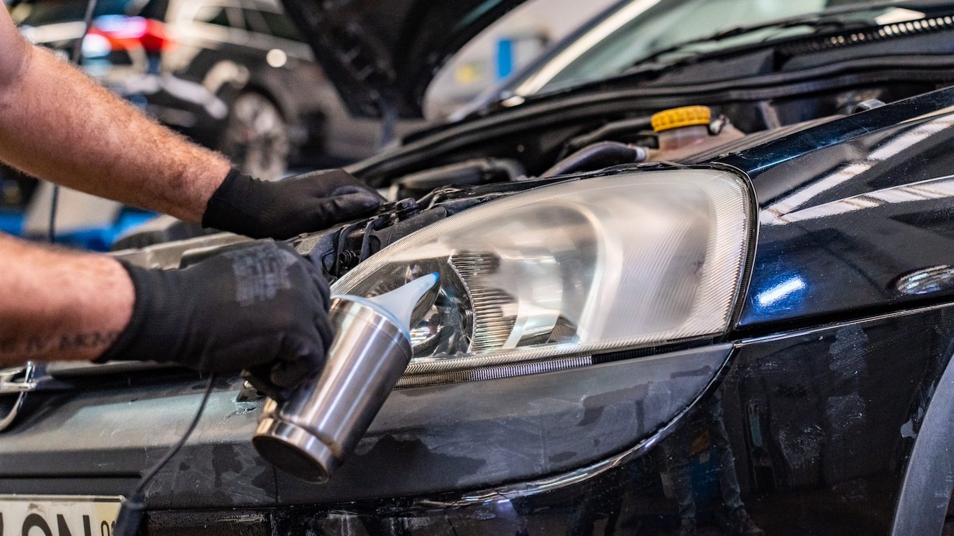 Як відновити пожовклі фари авто: популярні лайфхаки не підходять