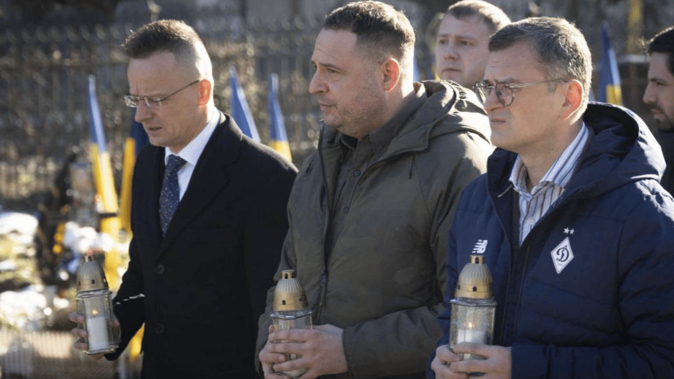 Сийярто вместе с Ермаком и Кулебой посетил могилы погибших воинов ВСУ венгерского происхождения
