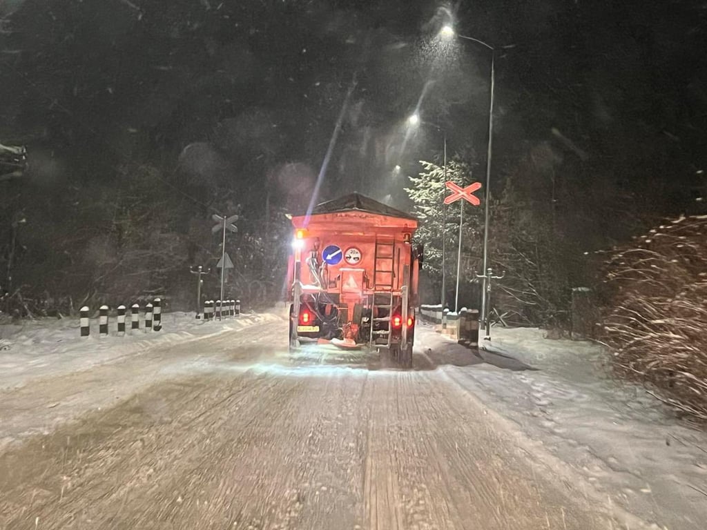 машина розчищає дорогу