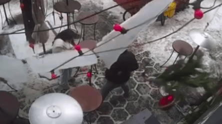 Ледовая глыба упала возле людей в Луцке — видео - 285x160