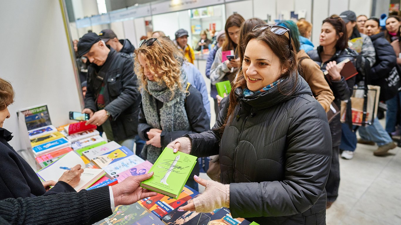 Несмотря на непогоду собрала 71000 гостей: на ВДНХ прошла пятая "Книжная страна"