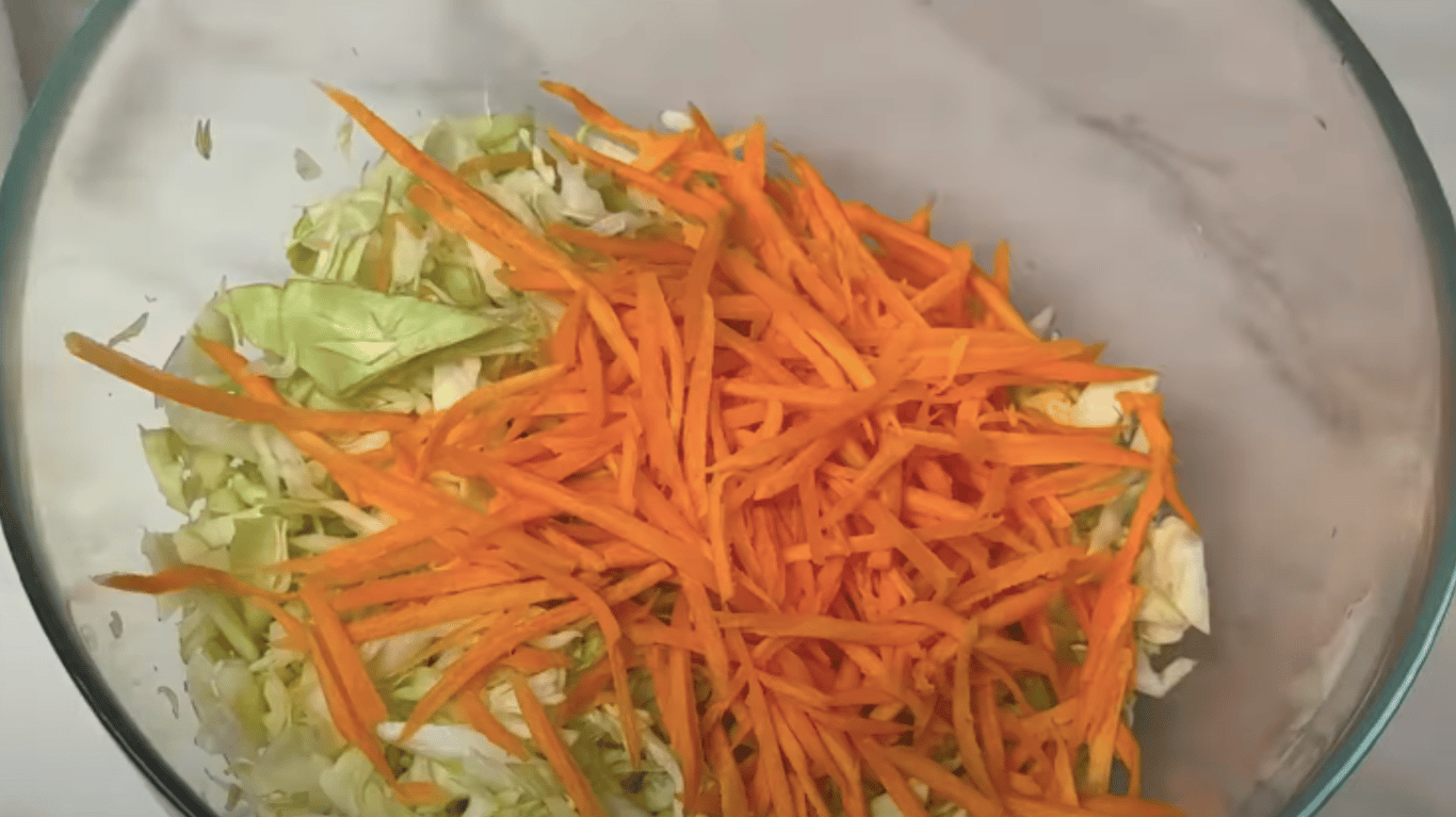 смачний салат з молодою капустою та солодким перецем