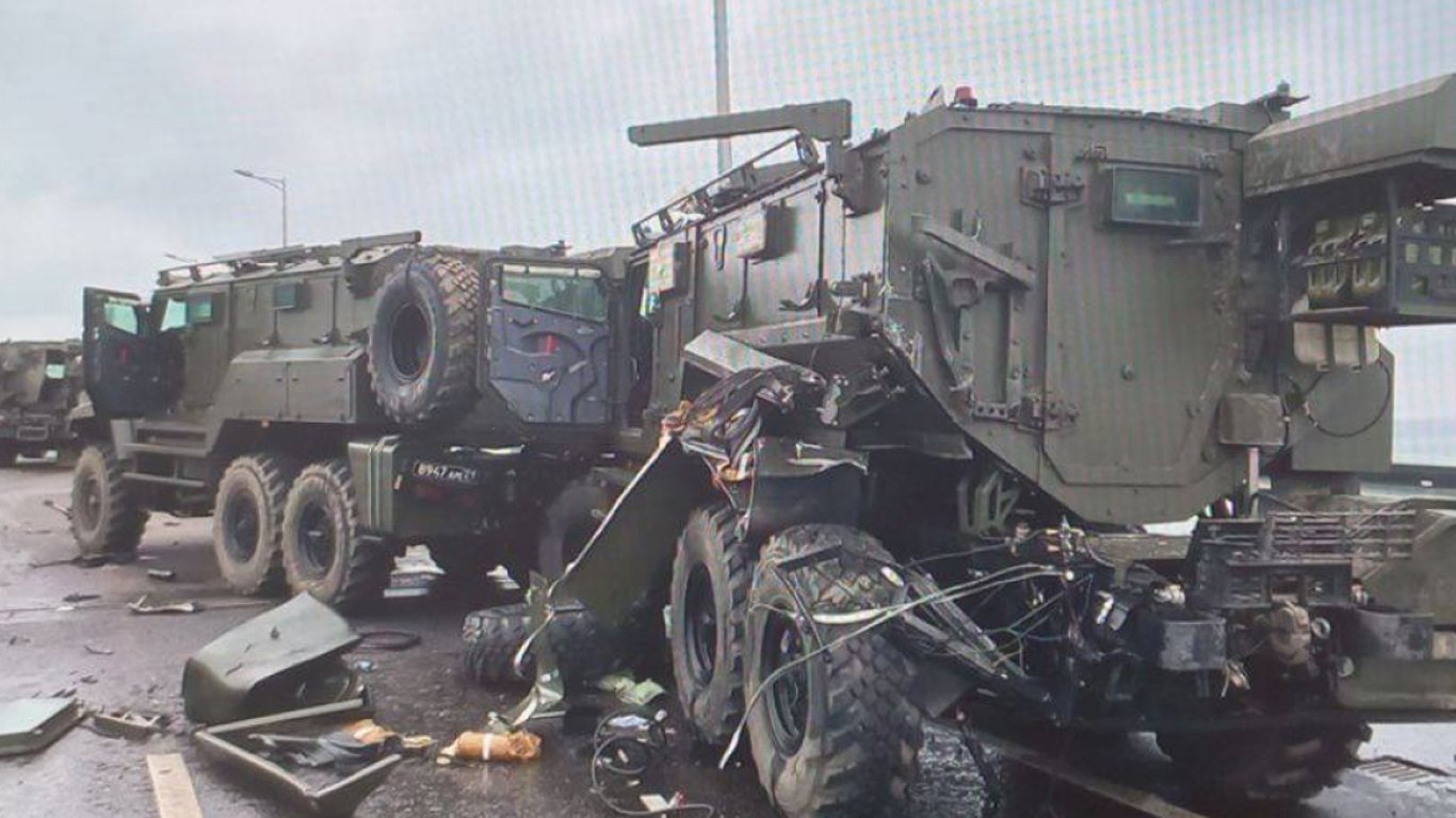 Чуть не доехали: оккупанты потеряли пять бронемашин на Крымском мосту