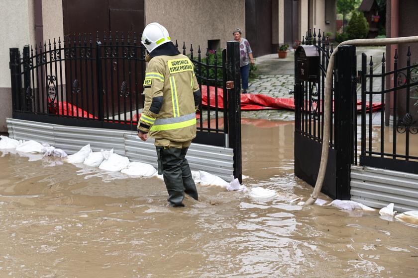 Рятувальники допомагають людям внаслідок негоди в Польщі