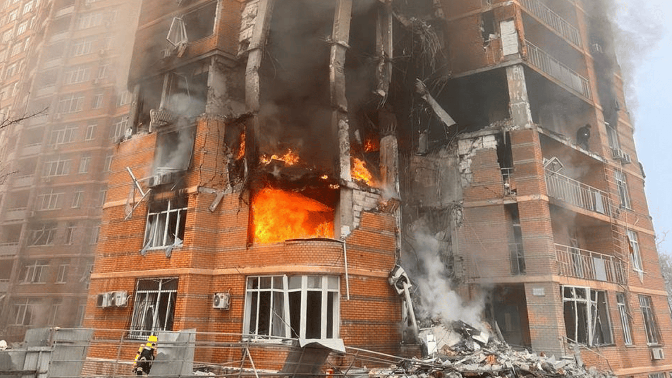 Пожежа в ЖК "Люксембург" в Одесі після ракетного удару