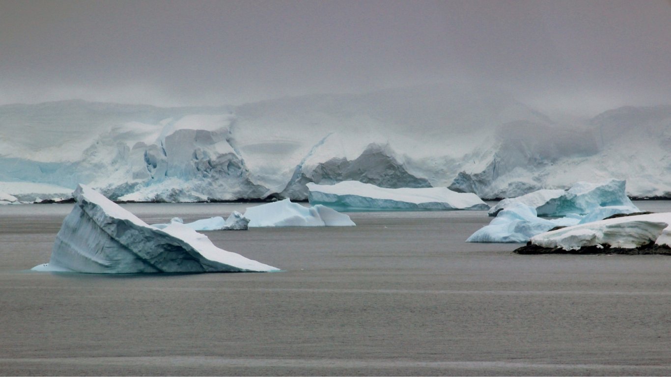 Площадь антарктического морского льда этого года является самой маленькой за всю историю наблюдений