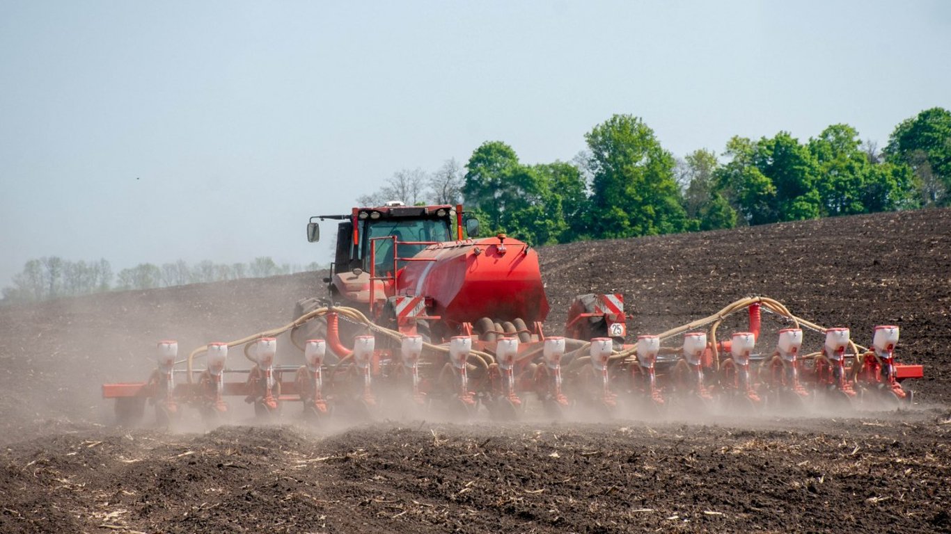 Посівна на Харківщині: аграрії засіяли більше землі, ніж планували напочатку року