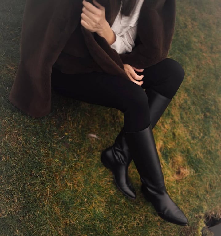 Зблизька показано чорні чоботи Катерини Усик із гострим носком