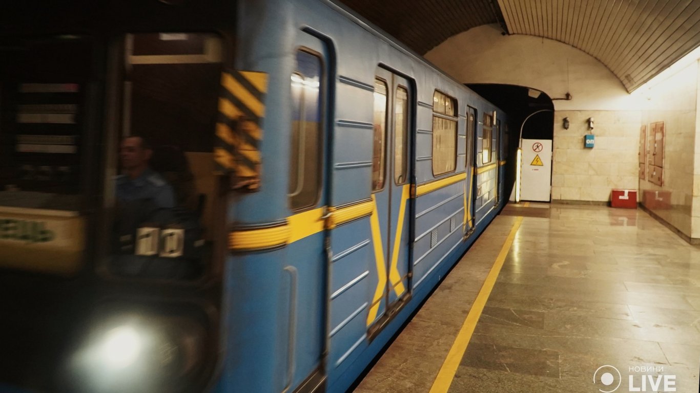 В Киевском метро пошел снег — что произошло