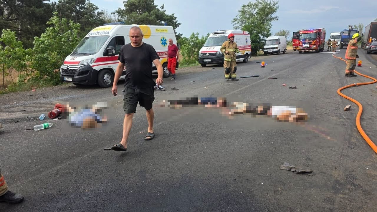 Уже 12 погибших: Зеленский отреагировал на ДТП на трассе Николаев—Одесса - фото 1