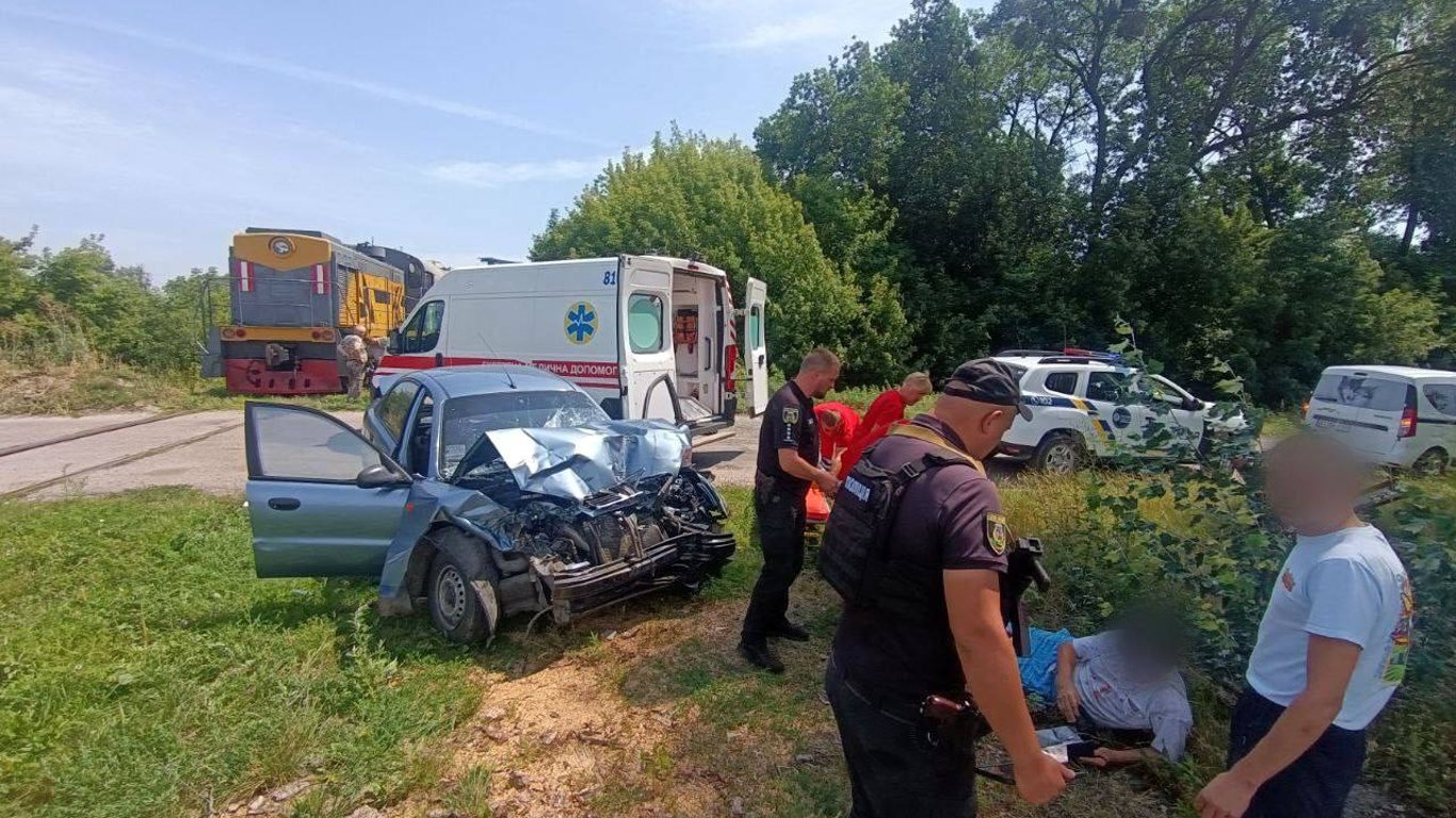 Відволікся і врізався в локомотив: на Київщині сталась ДТП