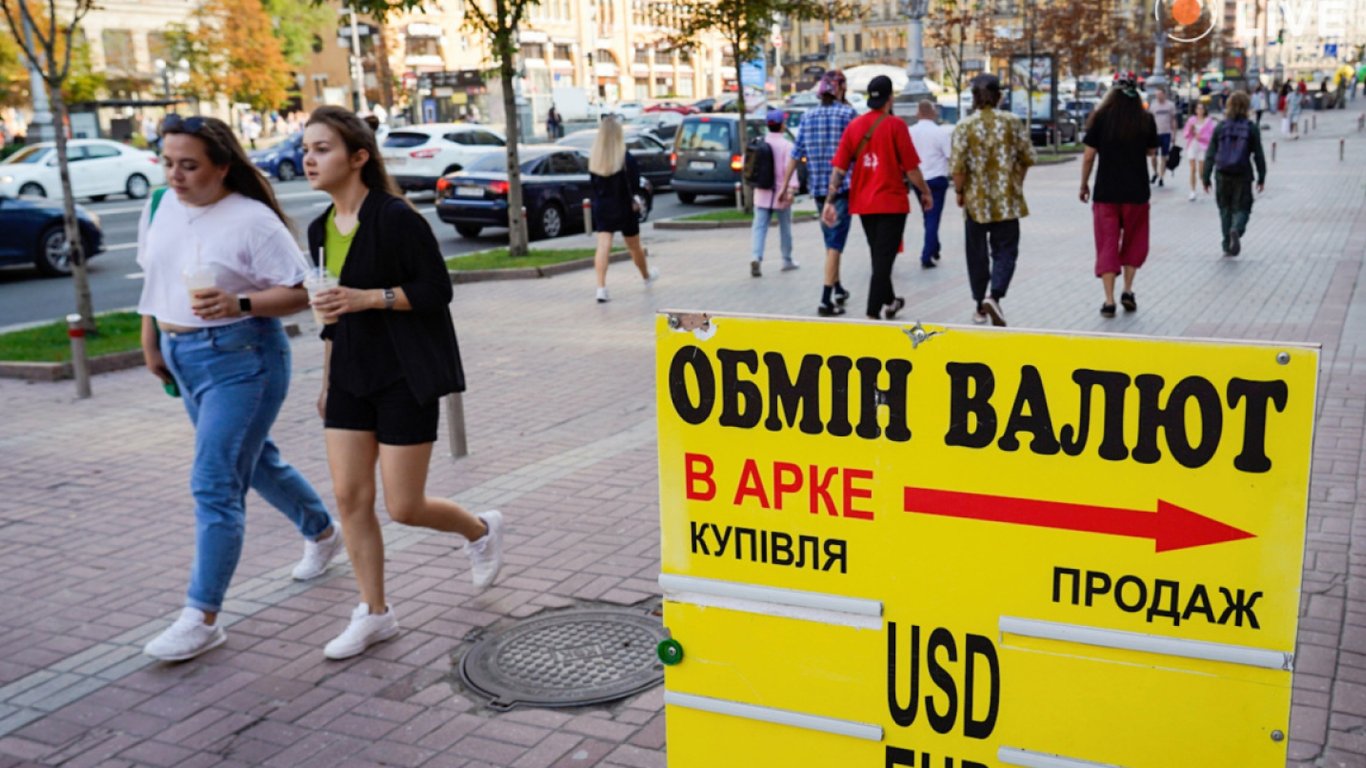 Курс валют 2 липня — у банках підскочили ціни на долар та євро