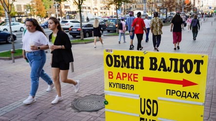 В финучреждениях Украины взлетели цены на валюту — новый курс - 285x160