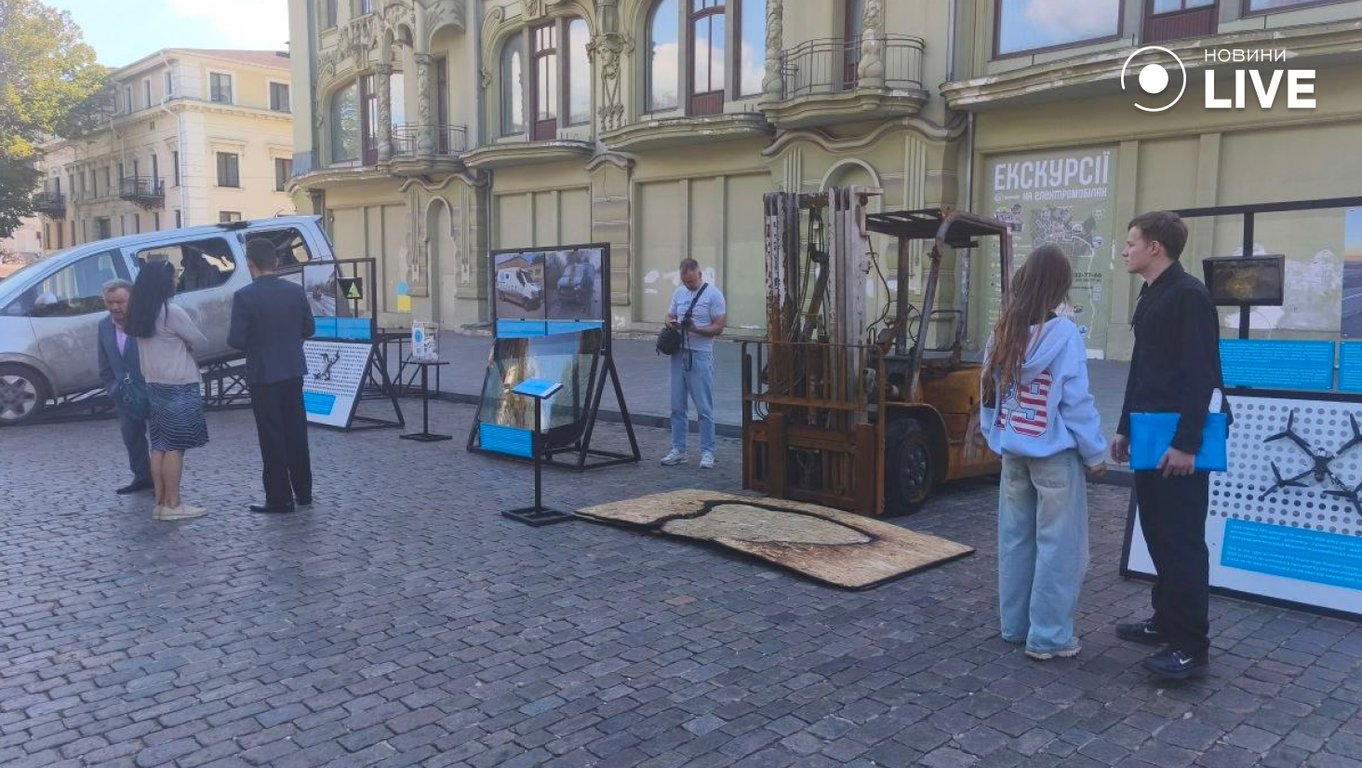 Виставка про обстріли гуманітарних місій в Одесі