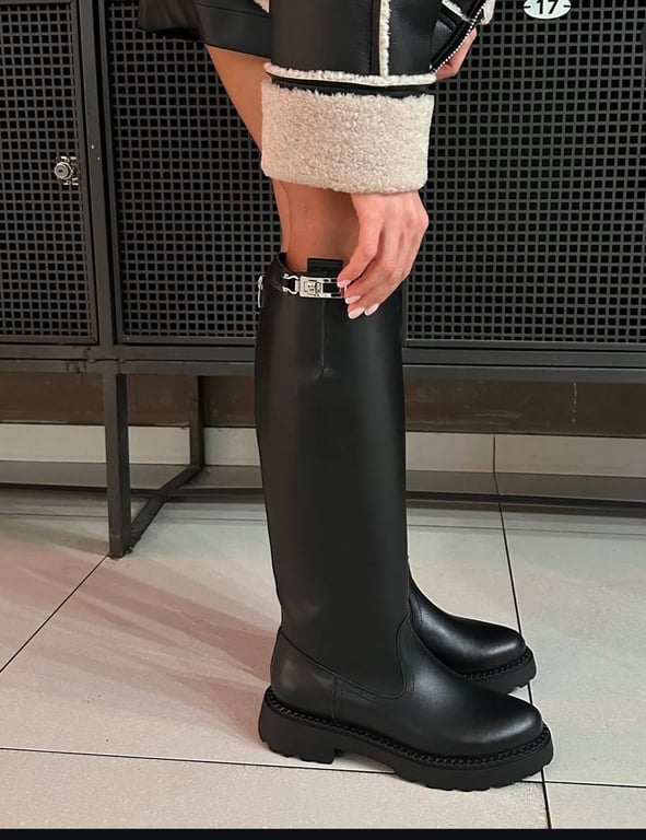 Сапоги до колен идеально подходят почти к любому образу.