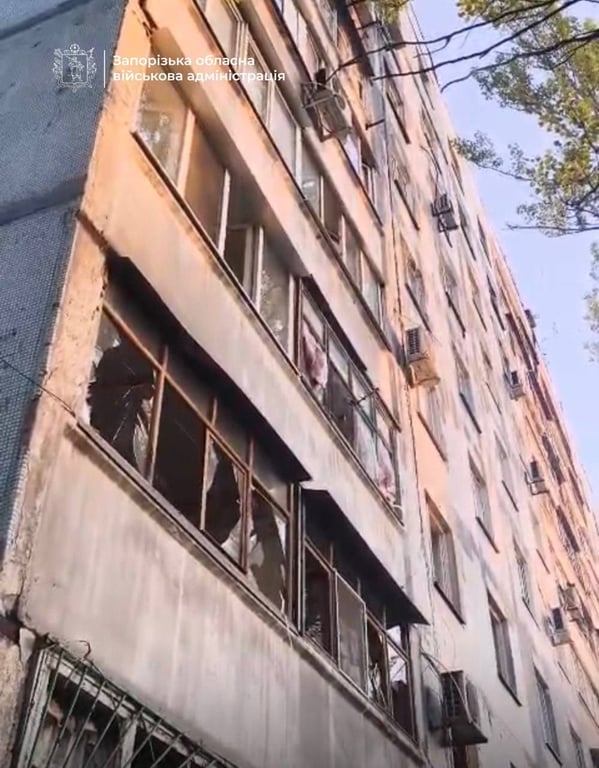 У Запоріжжі дрон влучив  у адмінбудівлю - що відомо