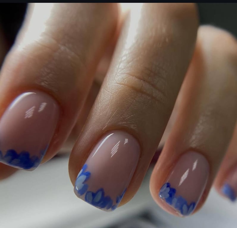 Floral motifs in manicure are gaining popularity