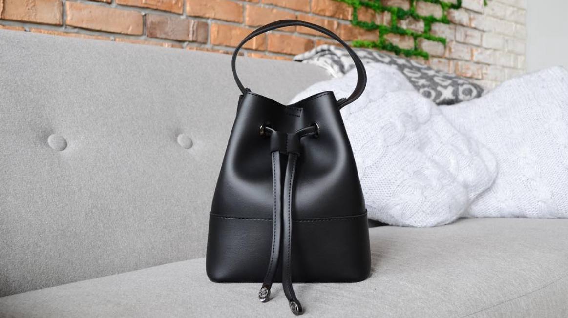 Мініатюрна сумка-мішок в тренді цієї весни