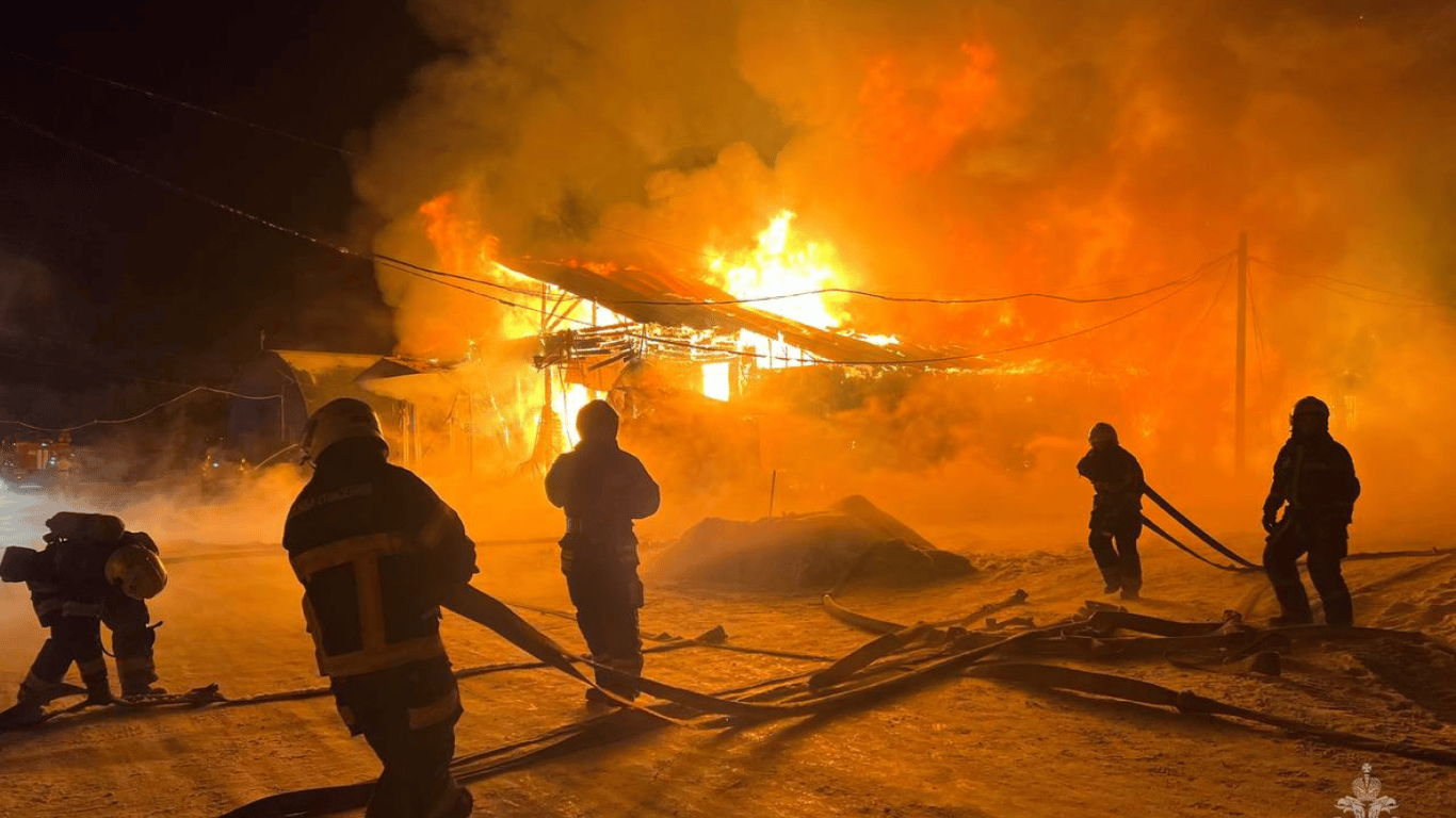 В Волгограде горит нефтеперерабатывающий завод — росСМИ жалуются на атаку БпЛА