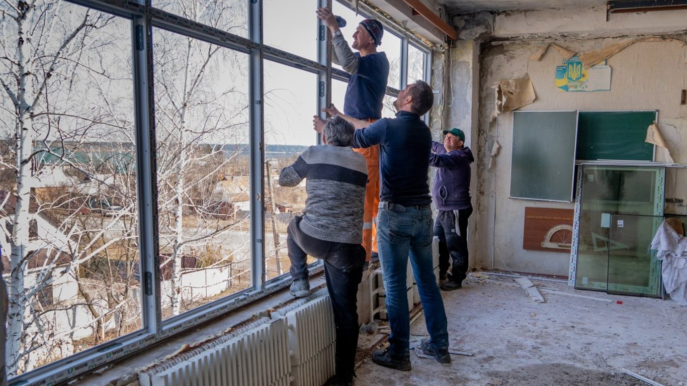 В харьковских школах устанавливали окна по вдвое завышенным ценам