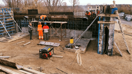 На Київщині відбудовують міст через річку Тетерів - 285x160