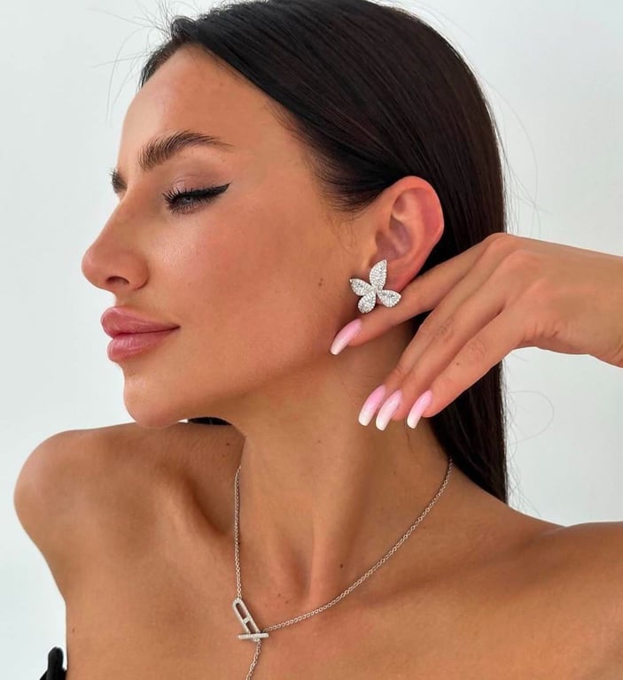 Сережки у формі квітів мають романтичний вигляд