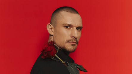 Цимбалюк показав тату й похизувався оголеним торсом - 285x160