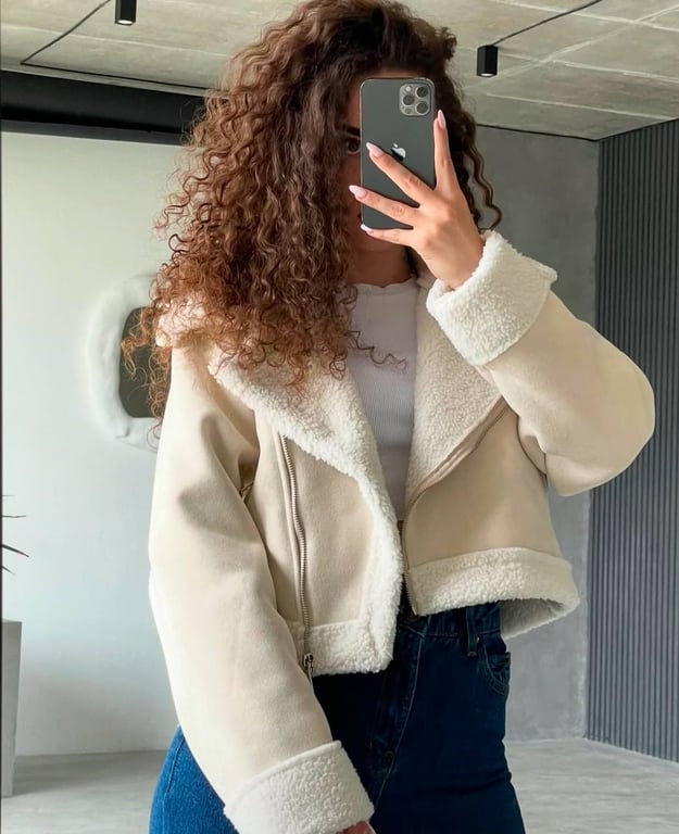 Коротка дублянка має дуже стильний вигляд