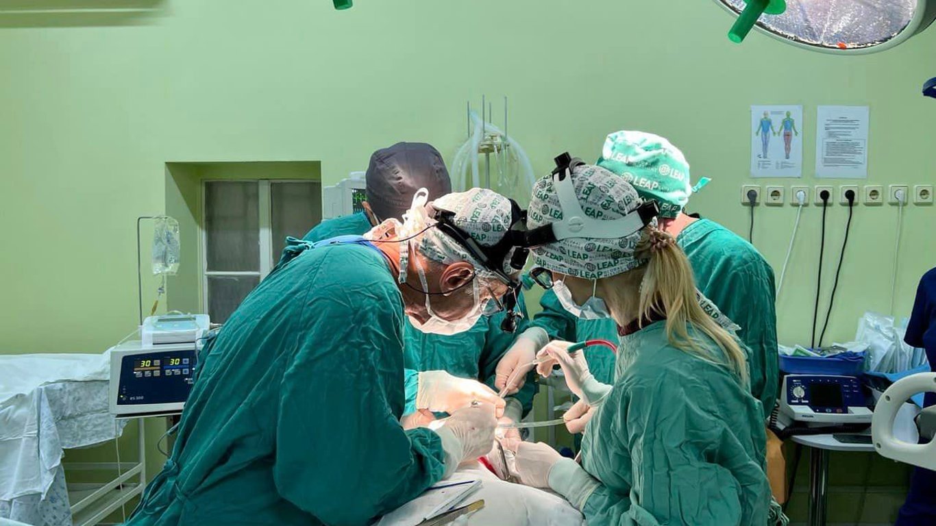 Во Львове хирурги прооперировали парня, который не мог дышать носом