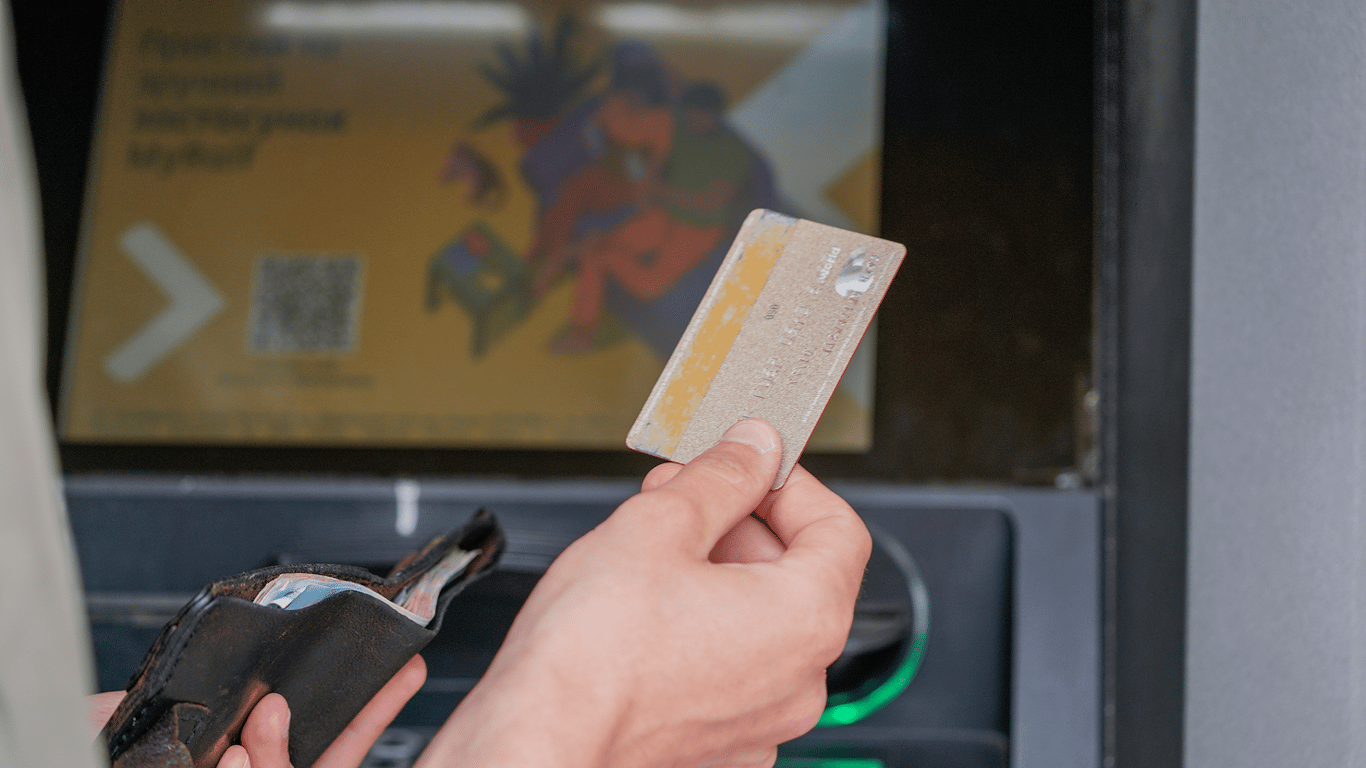 Карткові перекази: які ліміти діють у квітні та хто може їх перевищувати