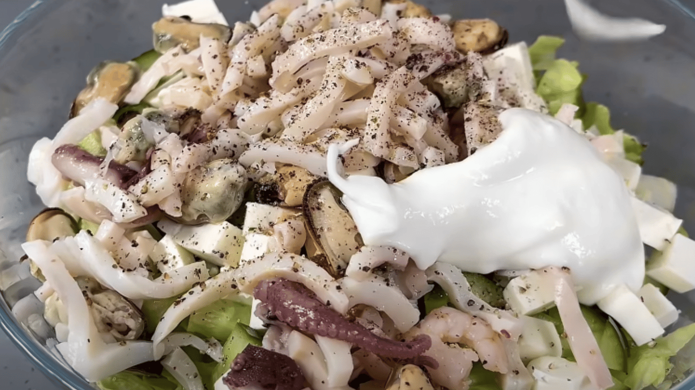 легкий салат із морським коктейлем, фетою та яйцями