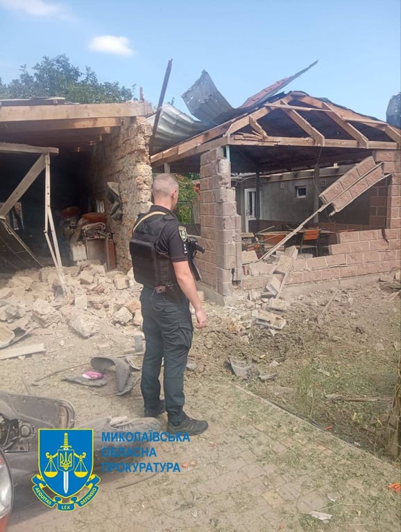 Слідчі дії на місці обстрілу. Фото: Миколаївська обласна прокуратура