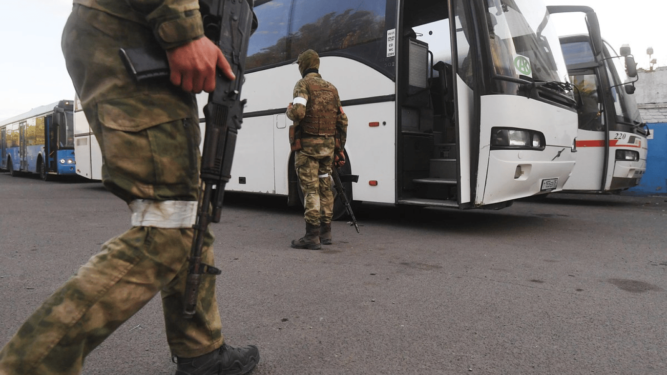 Россияне взорвали автобус с гражданскими в Новой Каховке