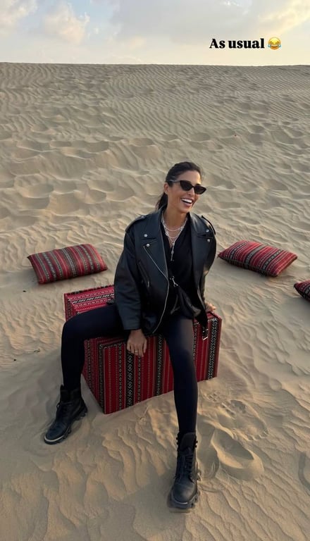 Санта Дімопулос сходила на концерт у пустелі