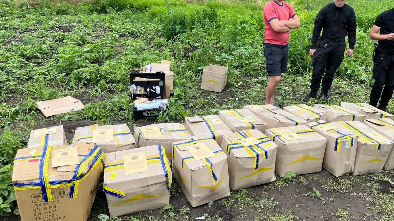 На Харьковщине мужчина вырастил у себя на огороде более 2000 кустов конопли
