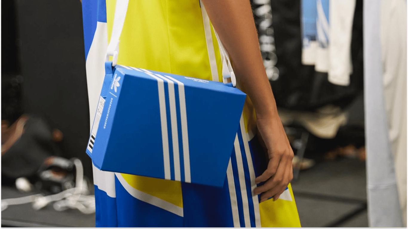 Adidas в коллаборации с украинским дизайнером выпустил сумку необычной формы