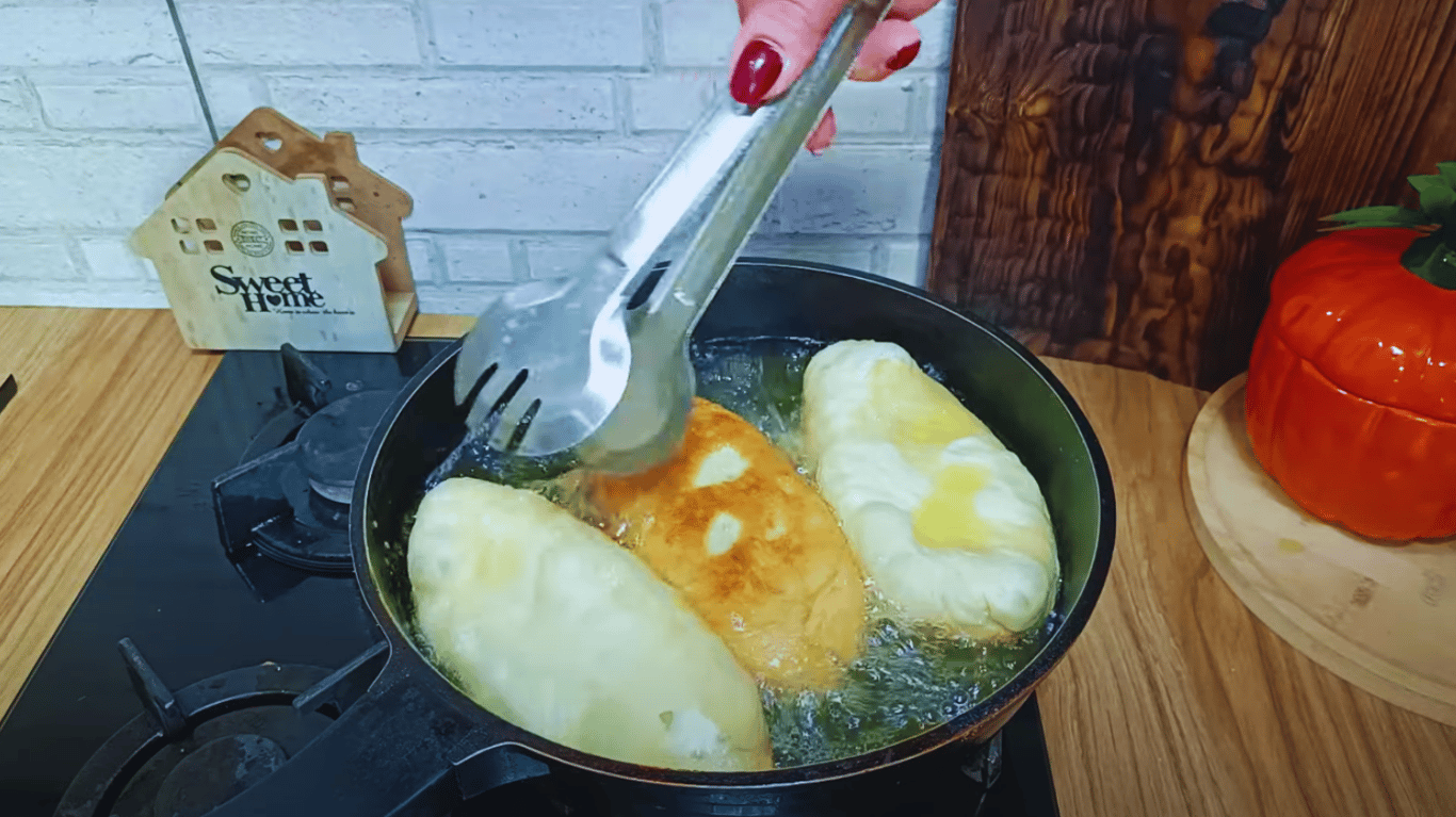рецепт пиріжків на сковороді