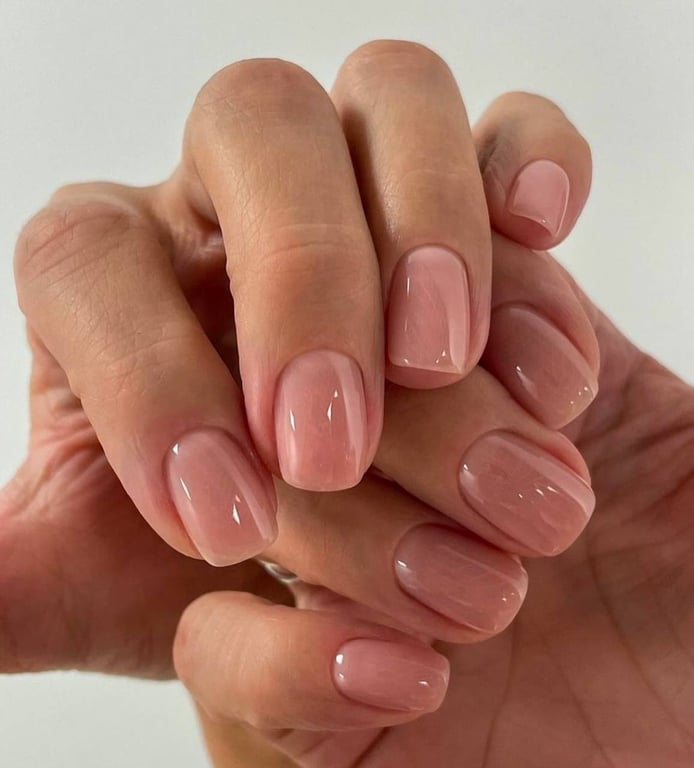 Нюдовий манікюр завжди має доречний вигляд
