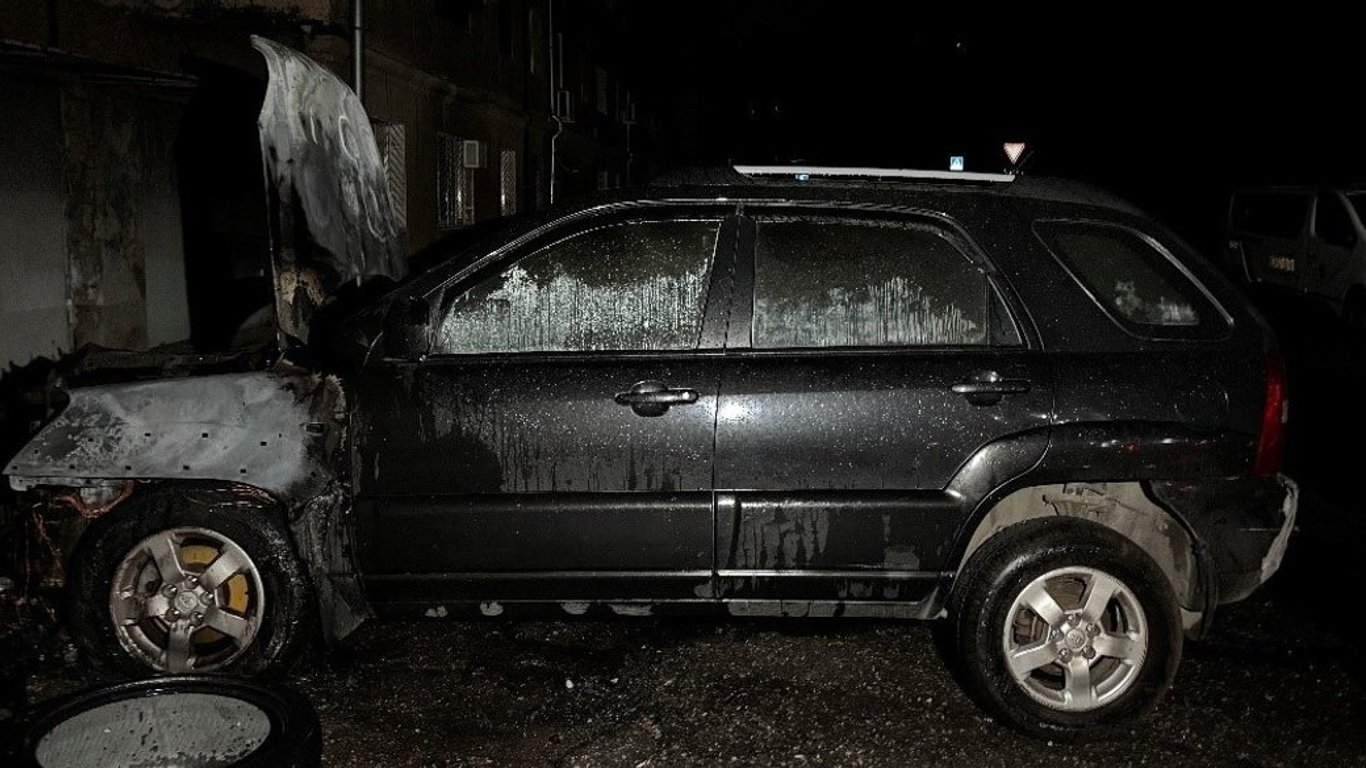 В Одесі двоє подруг на замовлення підпалили один автомобіль і планували знищити другий