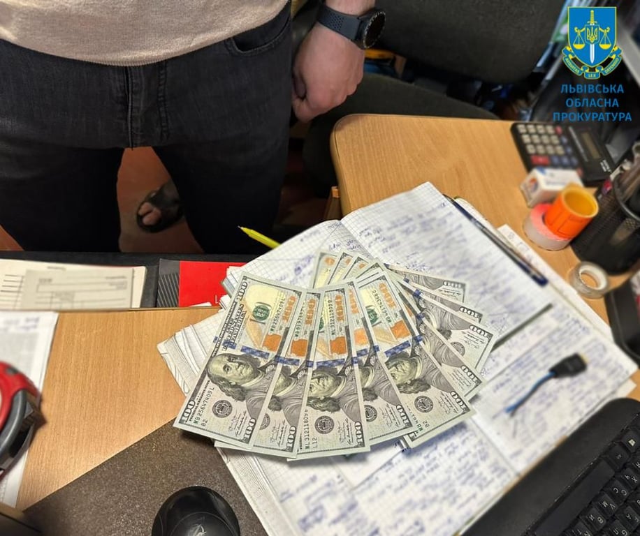 Вилучені гроші правоохоронцями. Фото: Львівська обласна прокуратура