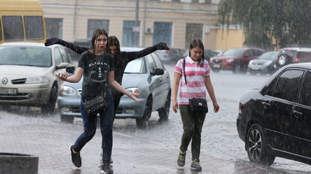 Некоторые области накроет дождями, даже градом — какую погоду обещают синоптики в Украине сегодня - 285x160