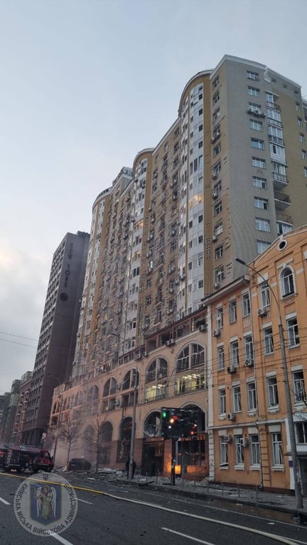 У Києві 7 постраждалих через ранкову балістичну атаку