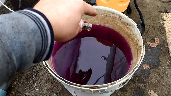 Приготовленная смесь из марганцовки в ведре.